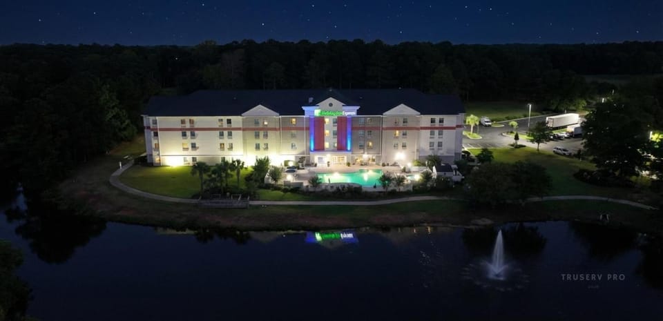 Property building, Night, Property logo or sign, Bird's eye view, Hot Tub, View (from property/room), Lake view, Swimming pool