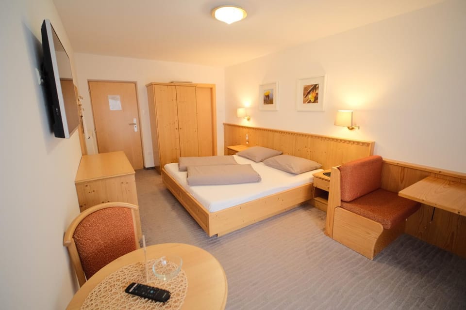 Bed, Photo of the whole room, Seating area, Bedroom, wardrobe