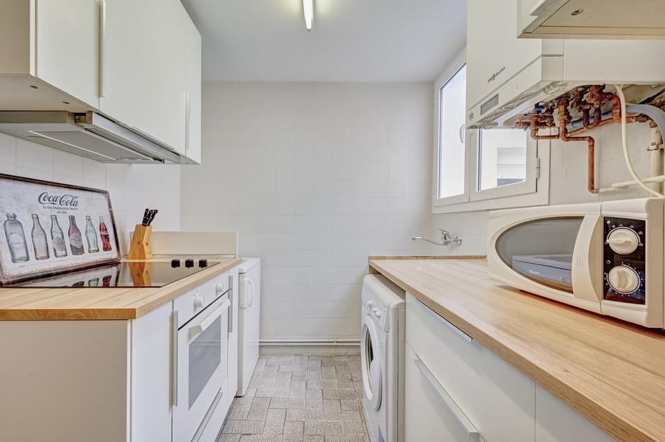 Kitchen or kitchenette, minibar, stove