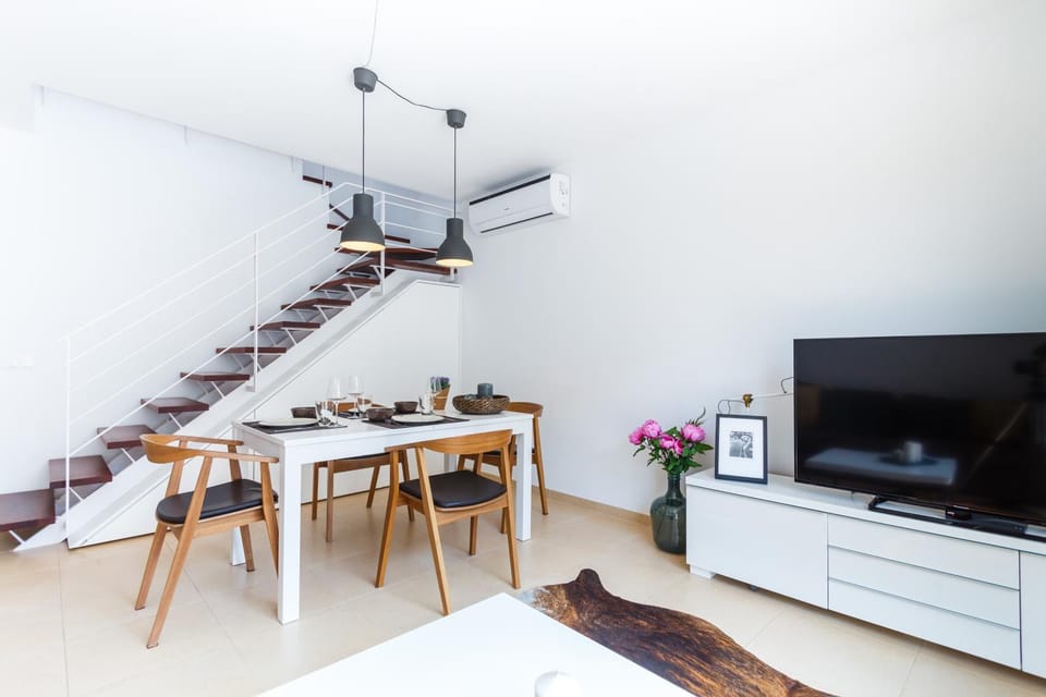TV and multimedia, Living room, Seating area, Dining area