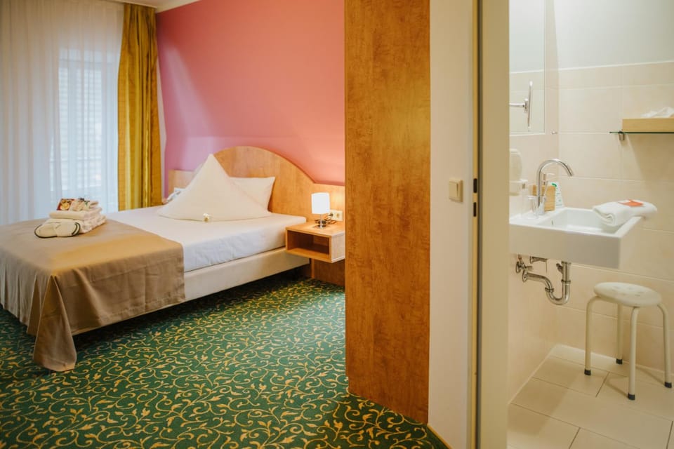 Bed, Bathroom, Photo of the whole room