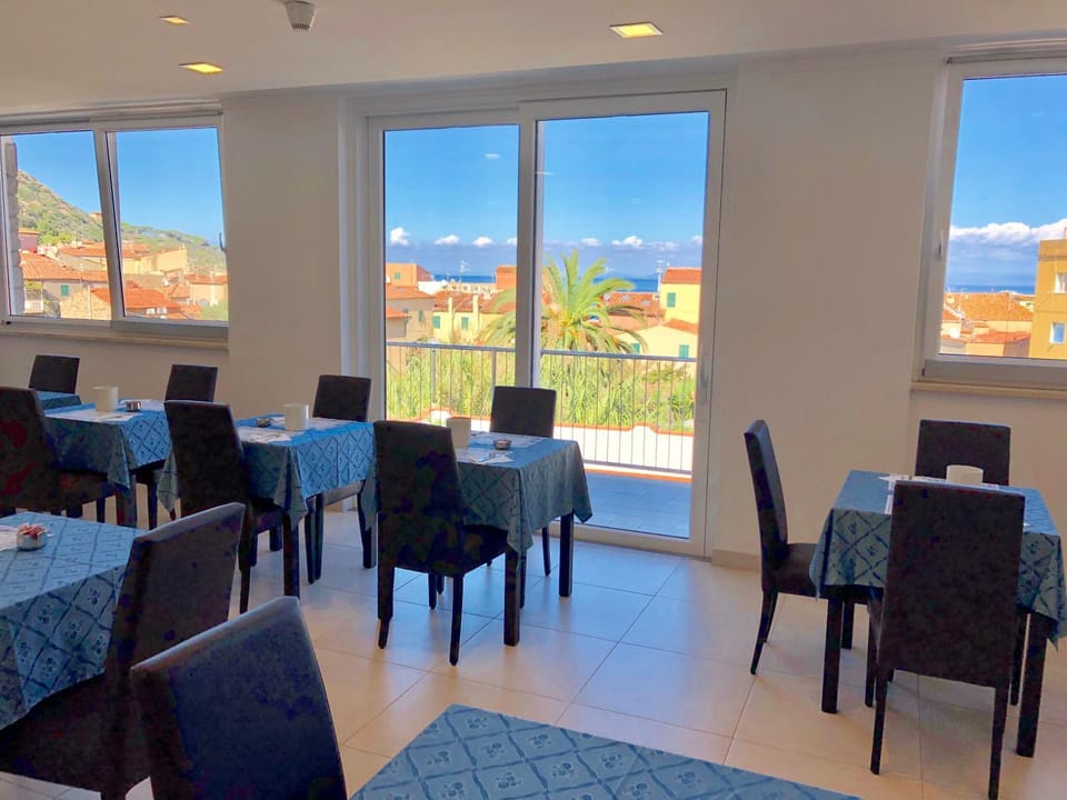 Restaurant/places to eat, Lounge or bar