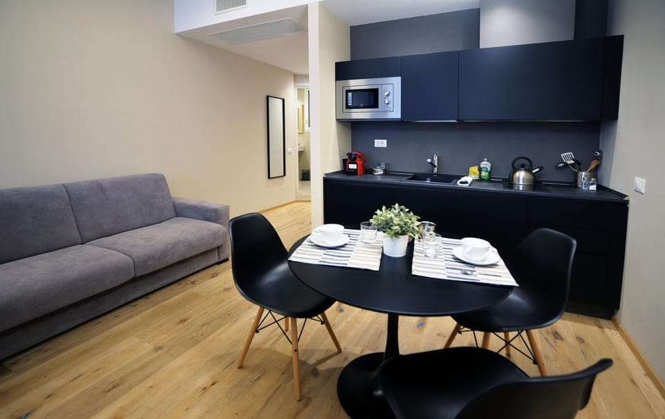 Kitchen or kitchenette, Dining area