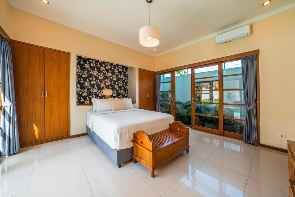 Bed, Photo of the whole room, Bedroom, air conditioner