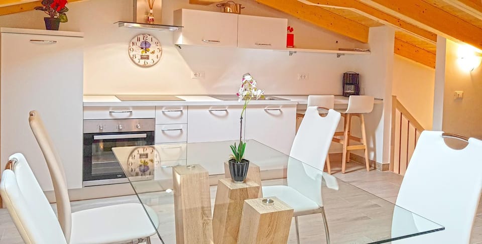 Kitchen or kitchenette, Dining area