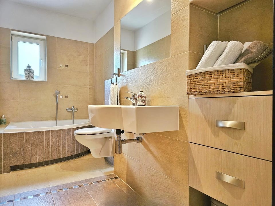 Toilet, Bathroom, Bath, towels