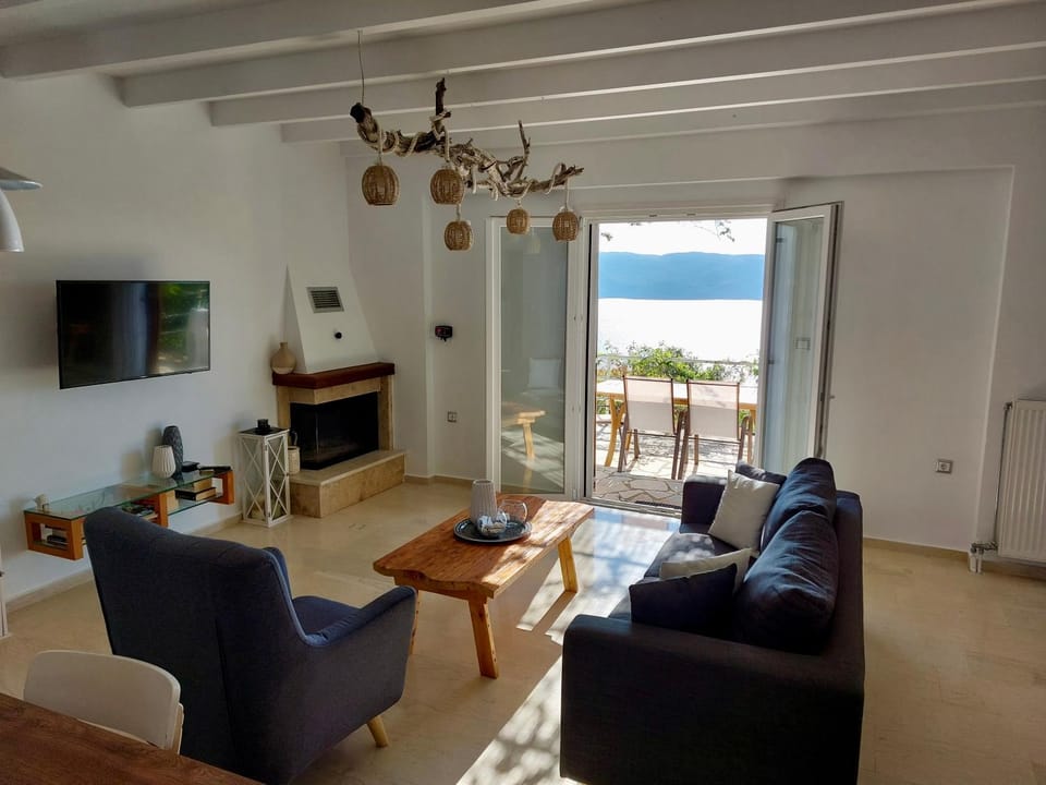 Natural landscape, TV and multimedia, Living room, Seating area, Sea view