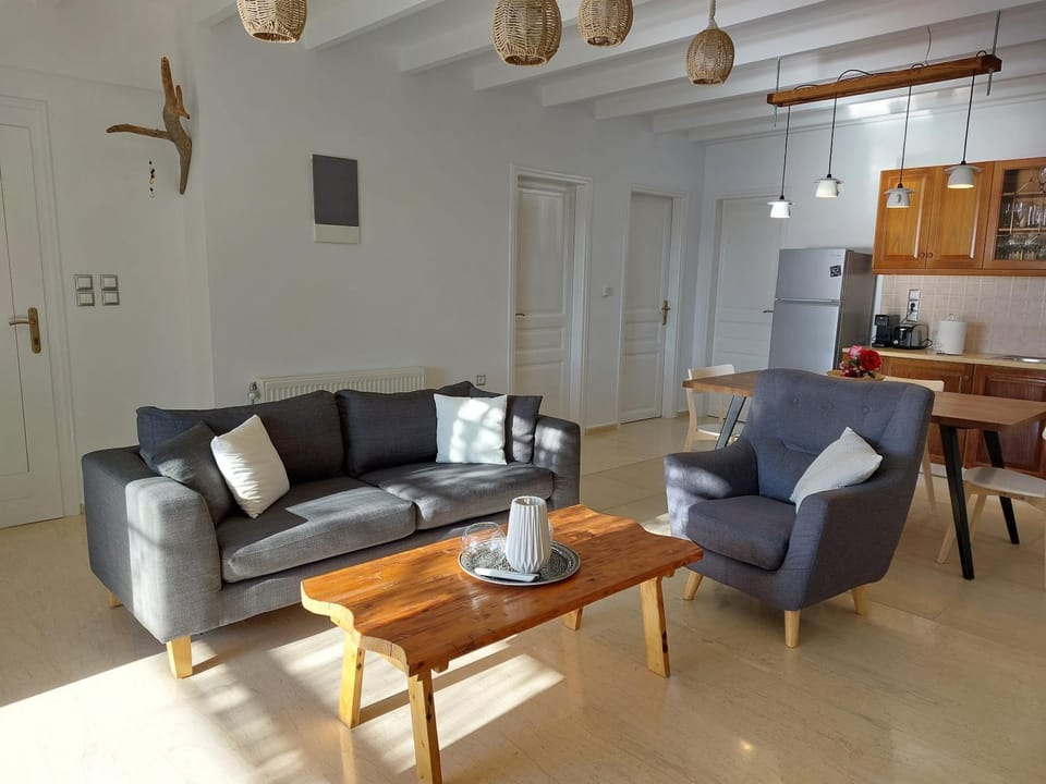 Kitchen or kitchenette, Living room, Seating area, Dining area, stove