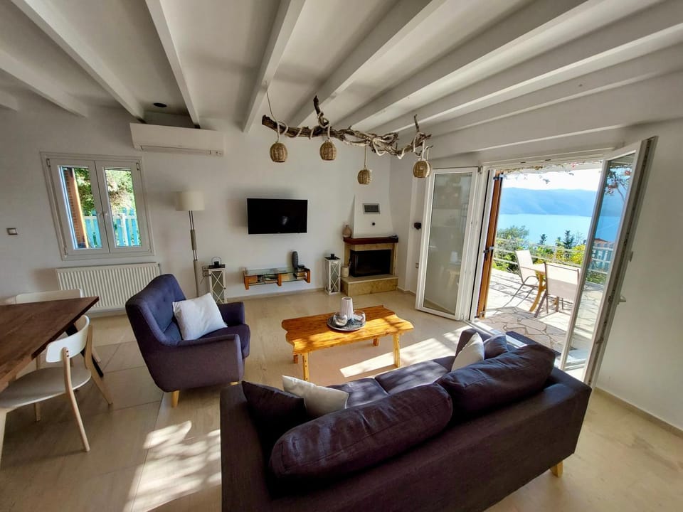 Natural landscape, TV and multimedia, Living room, Seating area, Dining area, Sea view