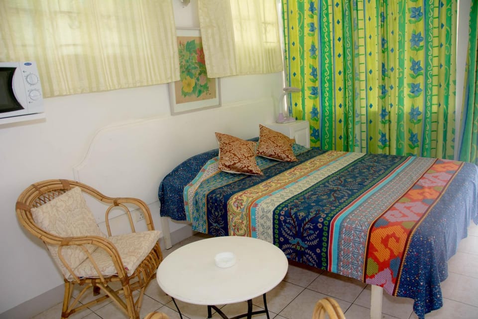 Bed, Seating area, Bedroom