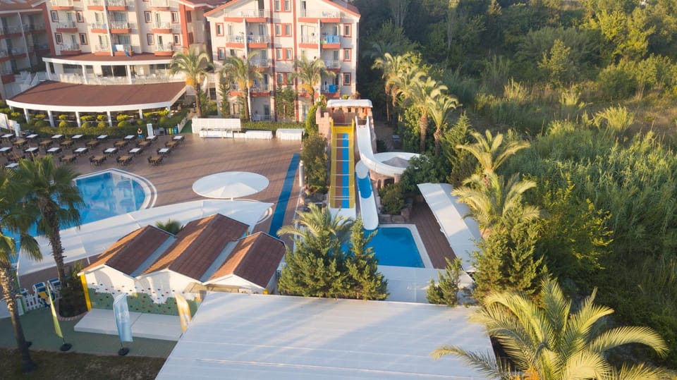 Property building, Day, Pool view, Swimming pool