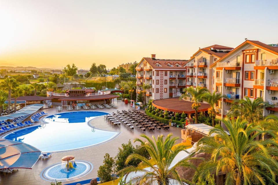 Property building, Day, Pool view, Swimming pool