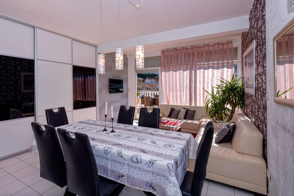 Seating area, Dining area