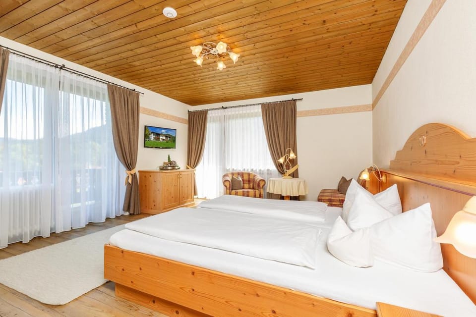 Gästehaus Menkenbauer inkl. Chiemgaukarte Bed and Breakfast in Ruhpolding