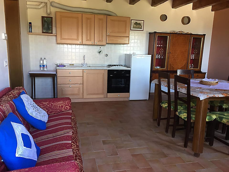 Property building, Restaurant/places to eat, Kitchen or kitchenette, Dining area, Communal kitchen, Swimming pool, Breakfast
