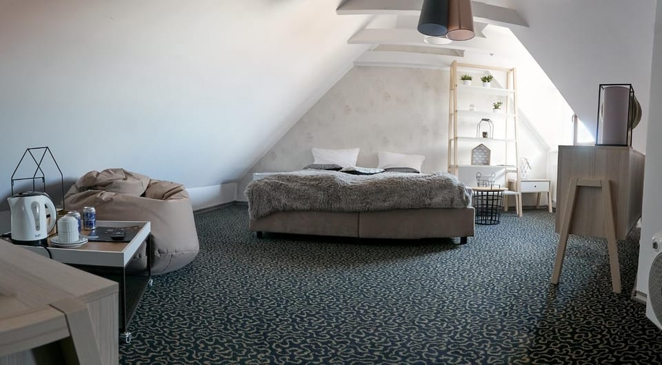 Photo of the whole room, Bedroom