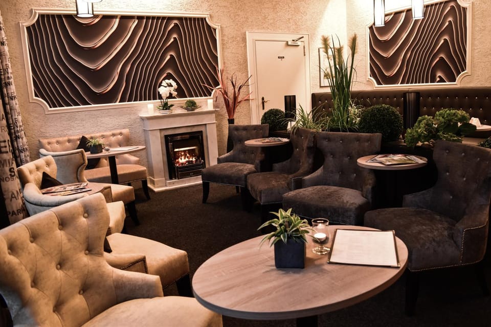 Communal lounge/ TV room, Lobby or reception, Lounge or bar, Decorative detail, Seating area, On site, Sunset