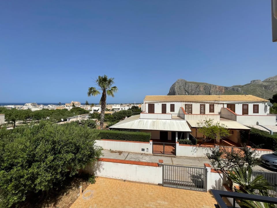 Mountain view, Sea view
