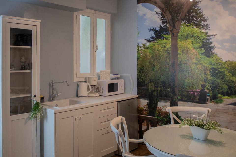 Coffee/tea facilities, Kitchen or kitchenette, Dining area, microwave, minibar, toaster