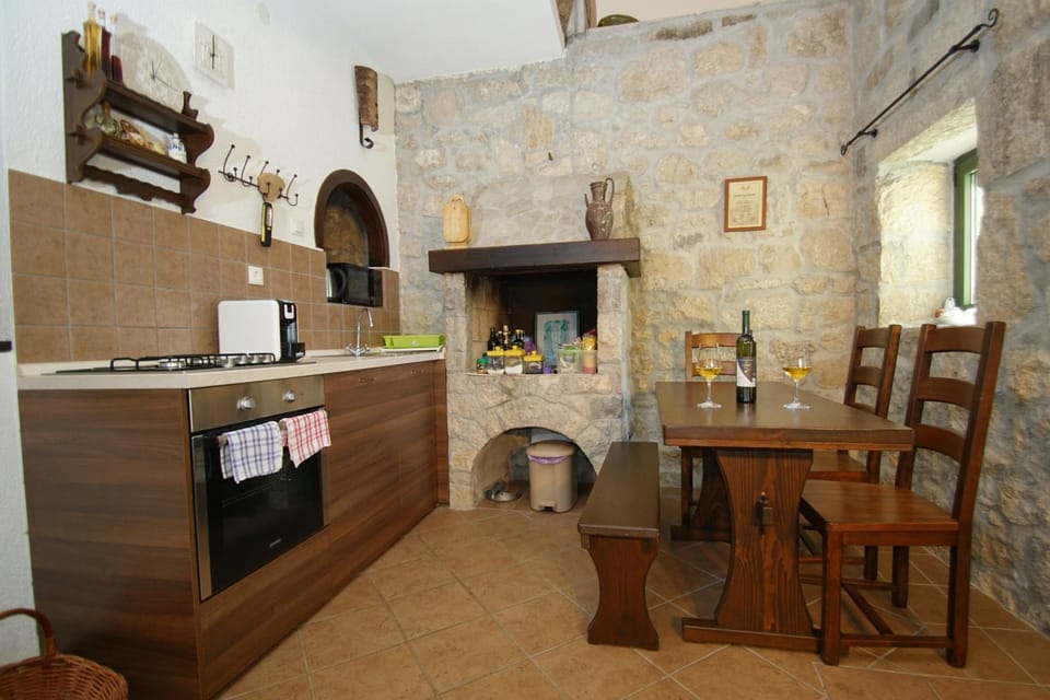 Kitchen or kitchenette, Dining area, Communal kitchen
