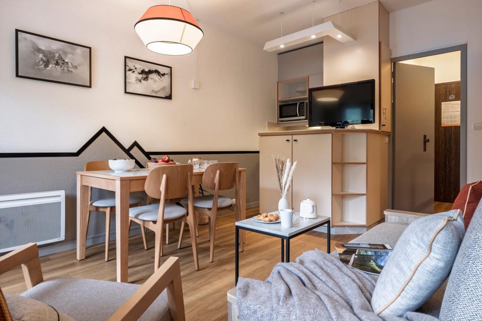 TV and multimedia, Living room, Seating area, Dining area, microwave