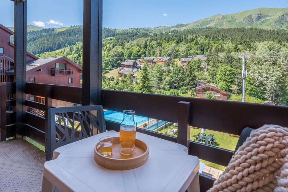 Property building, Patio, Day, Natural landscape, Balcony/Terrace, Food and drinks, Dining area, Food