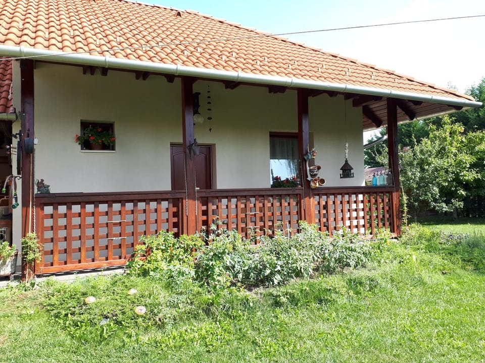 Facade/entrance, Garden, Garden, Balcony/Terrace