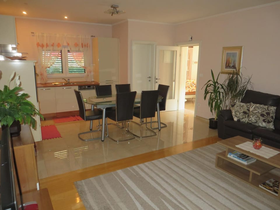 TV and multimedia, Living room, Seating area, Dining area, Area and facilities