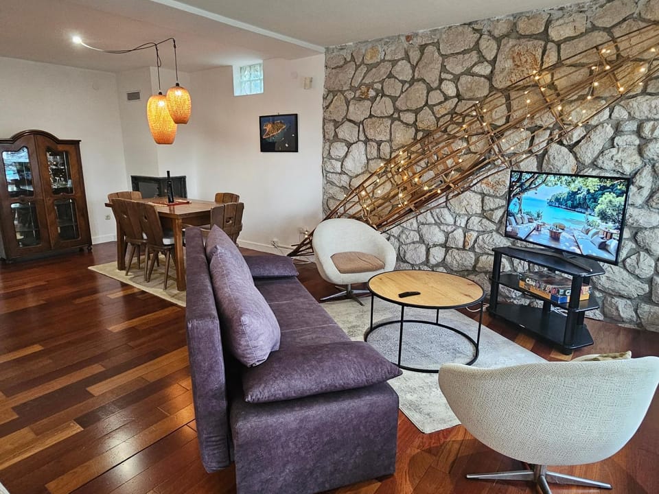 TV and multimedia, Living room, Seating area
