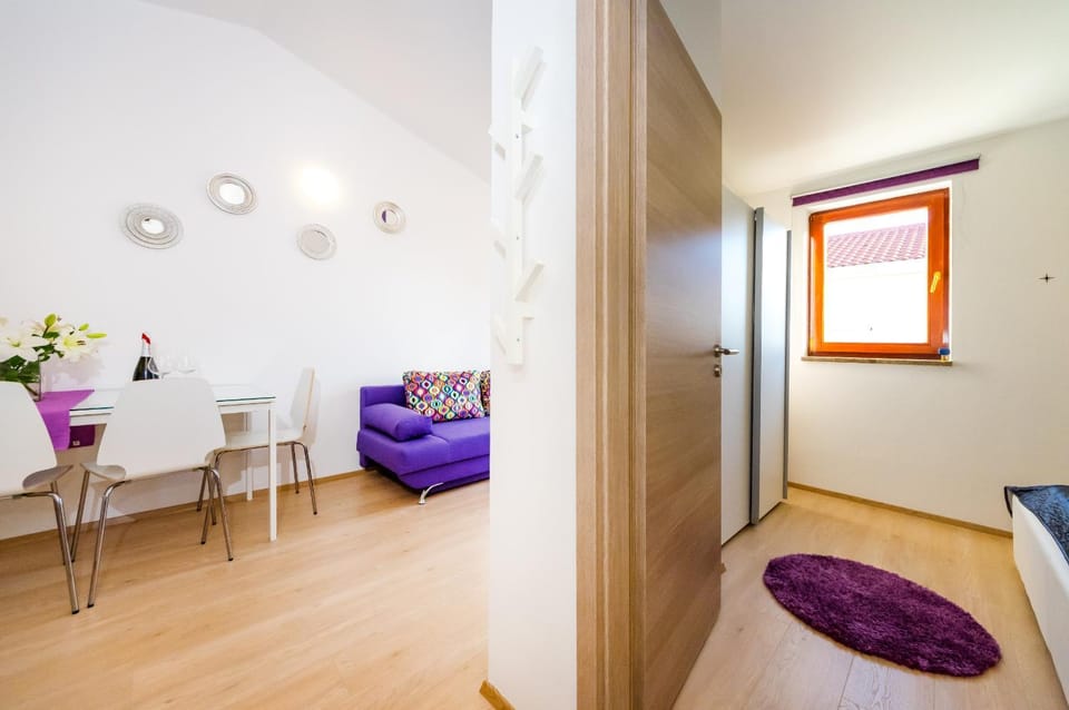 Bed, TV and multimedia, Living room, Dining area, Bedroom