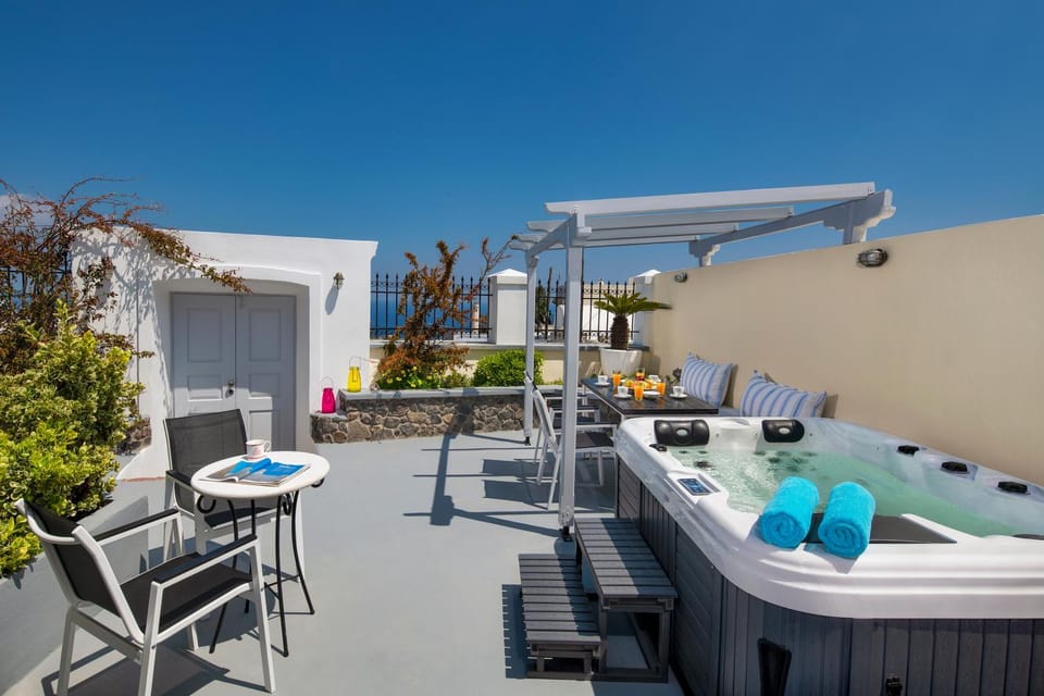 Patio, Day, Hot Tub