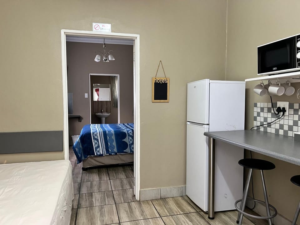 Kitchen or kitchenette, minibar