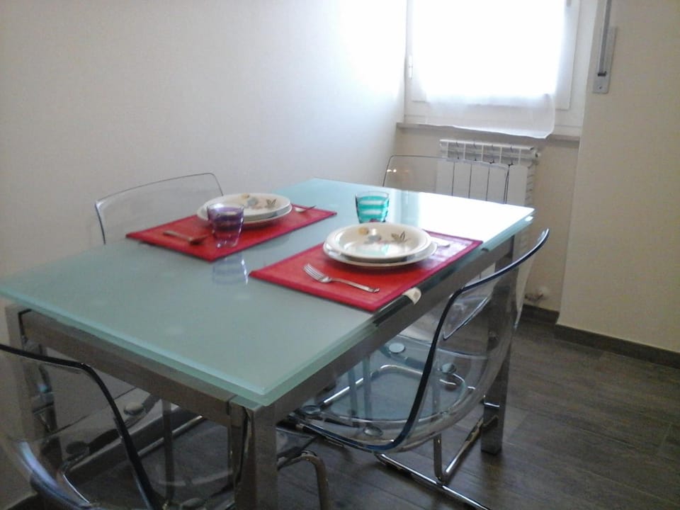 Day, Dining area