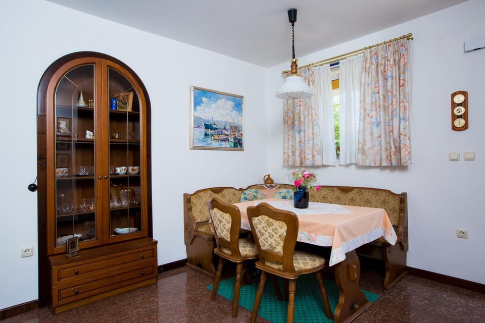 Coffee/tea facilities, Living room, Seating area, Dining area