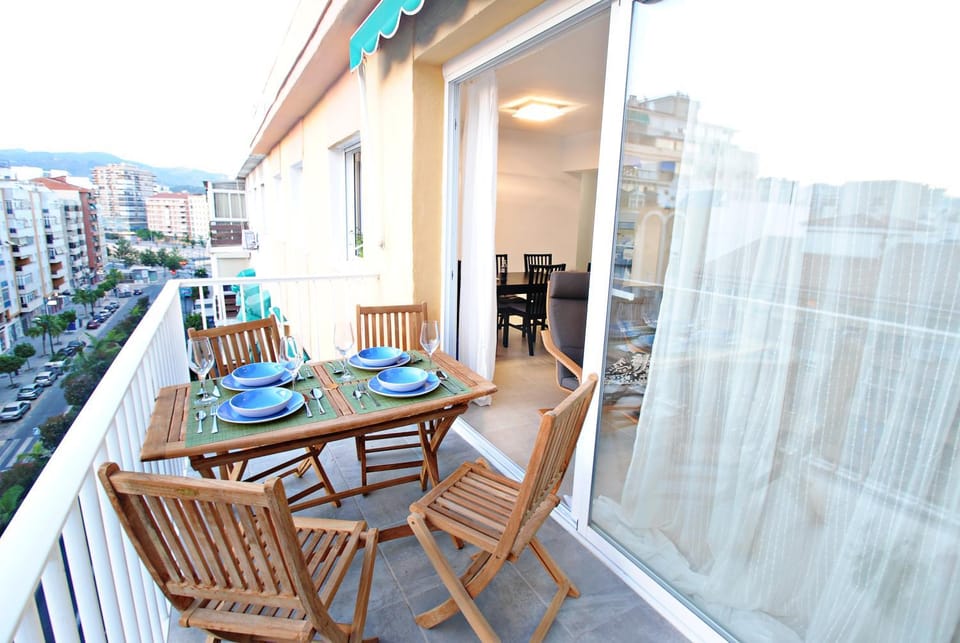 Balcony/Terrace, Dining area, City view, River view, Street view