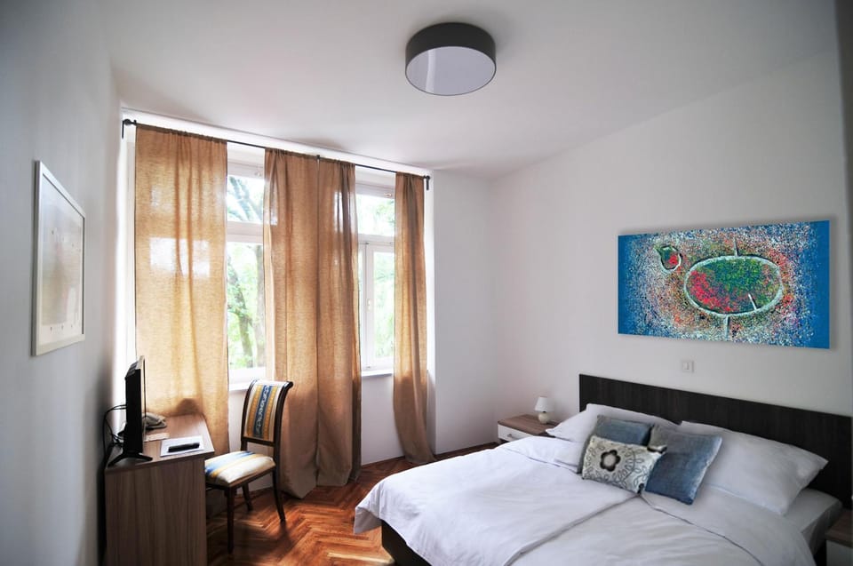 TV and multimedia, Seating area, Bedroom