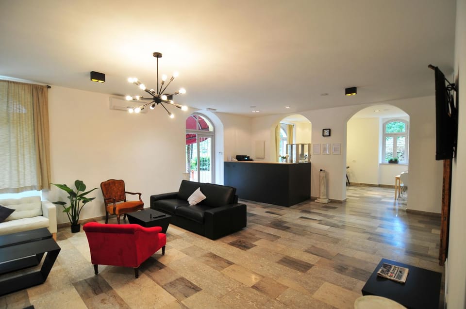 Communal lounge/ TV room, Lobby or reception