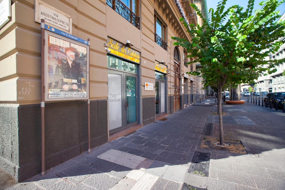 Restaurant/places to eat, Facade/entrance, Neighbourhood, Shopping Area