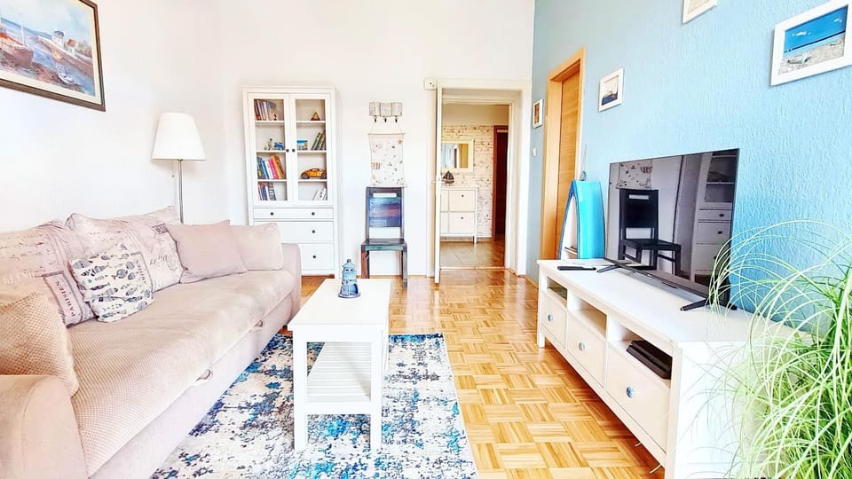 Bed, Living room