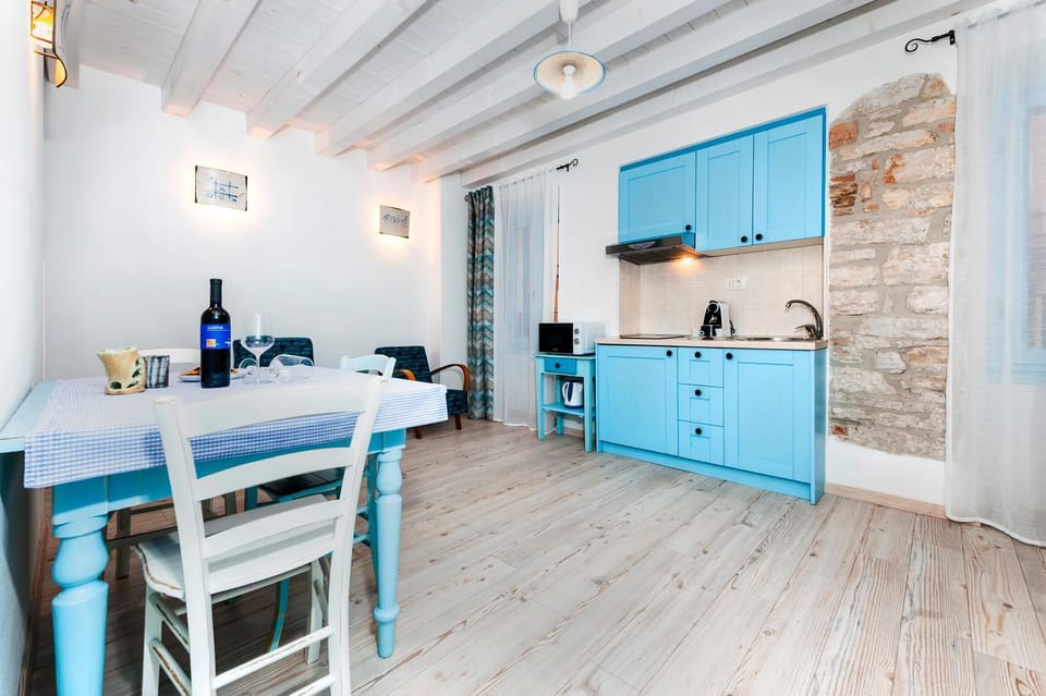 Kitchen or kitchenette, Seating area, Dining area