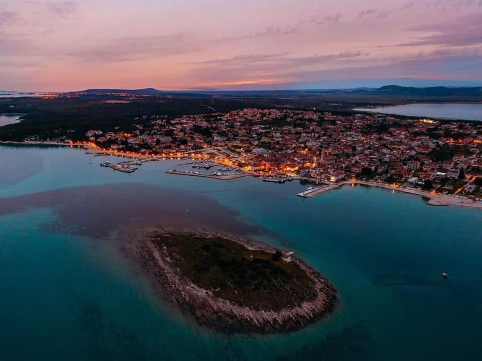 Neighbourhood, Location