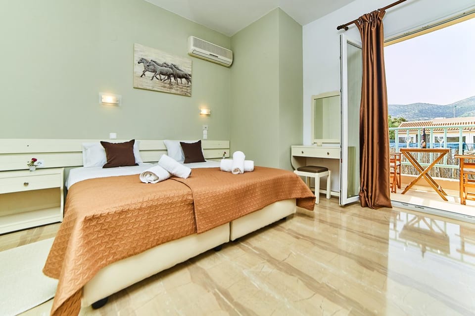 Patio, Balcony/Terrace, Bedroom, Mountain view