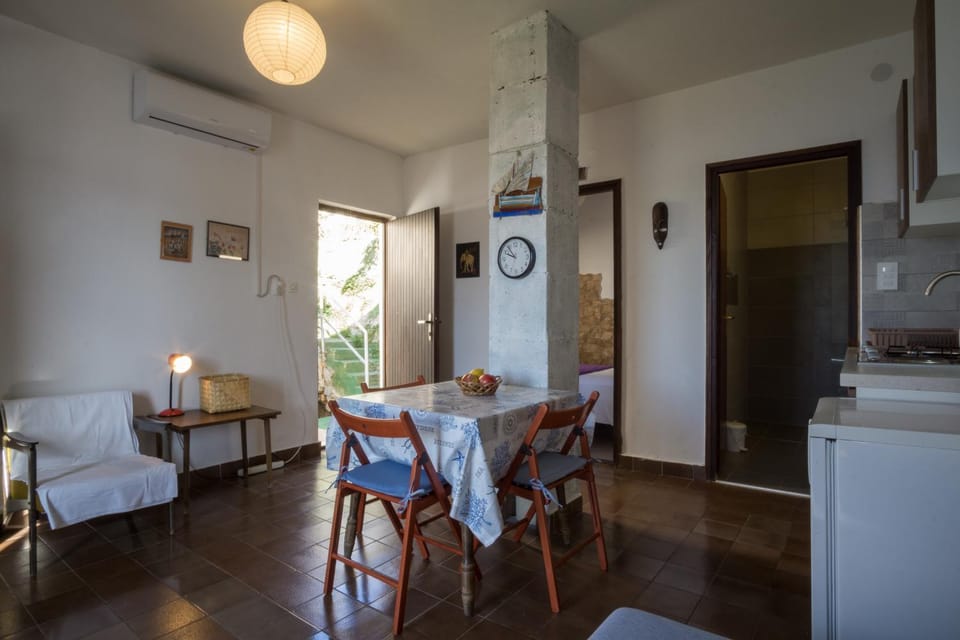 Photo of the whole room, Dining area