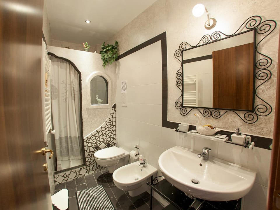 Shower, Toilet, Bathroom, bidet, towels