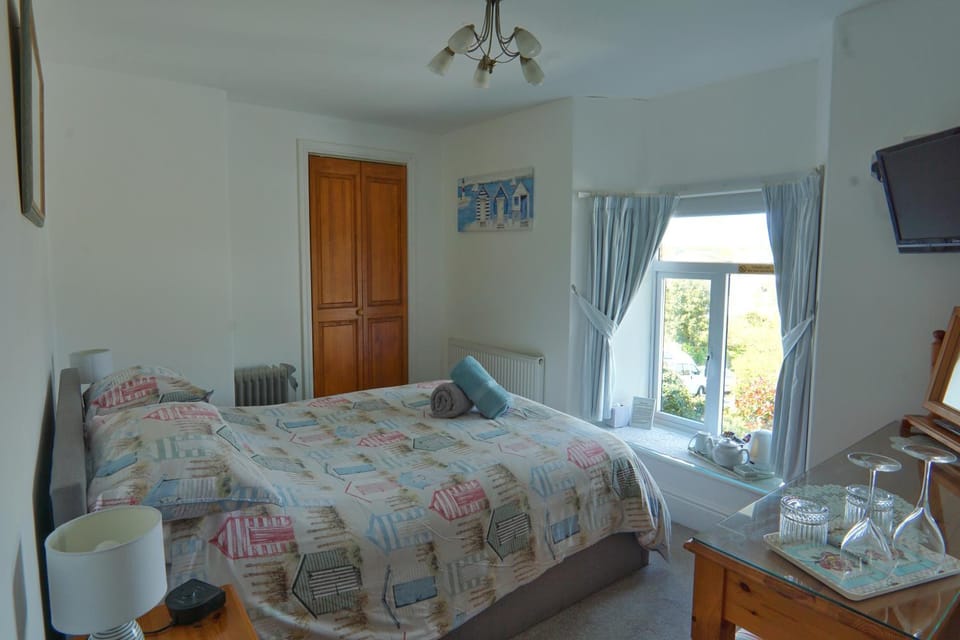 Bed, TV and multimedia, Photo of the whole room, Bedroom, towels