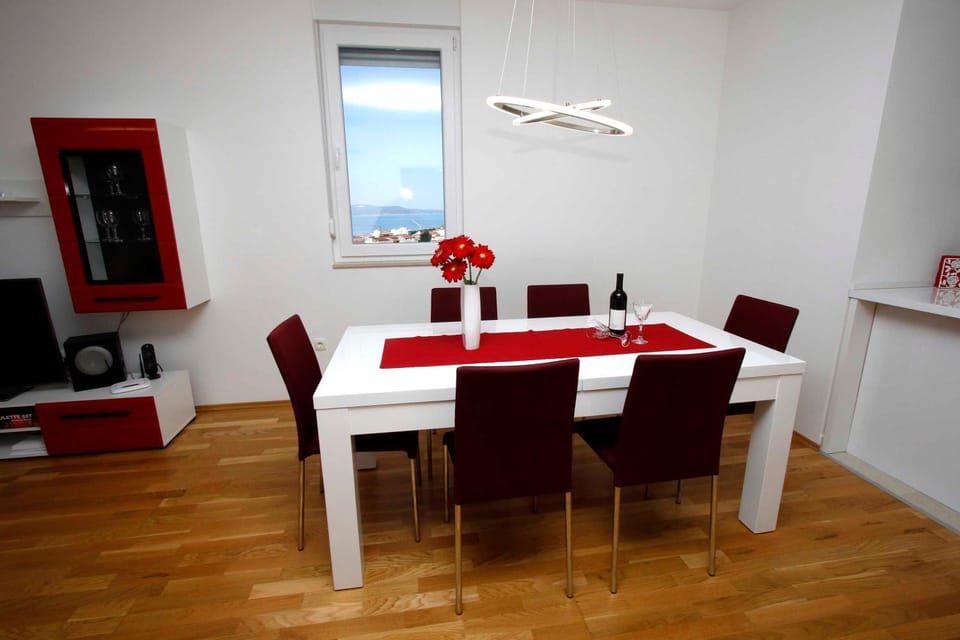 TV and multimedia, Seating area, Dining area, City view, Mountain view, Sea view