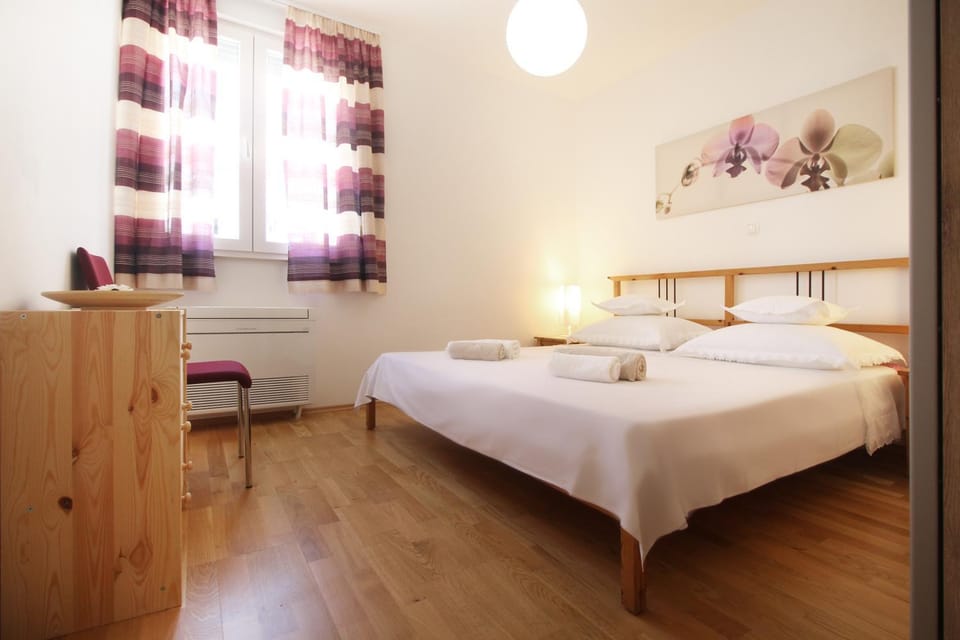 Bedroom, Mountain view