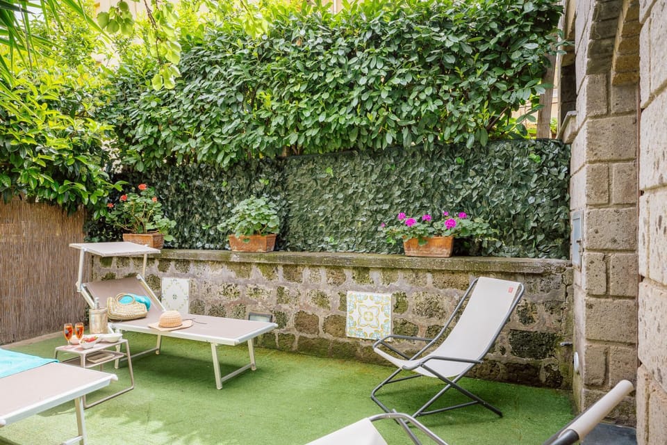 Patio, Day, Garden, Garden view, sunbed