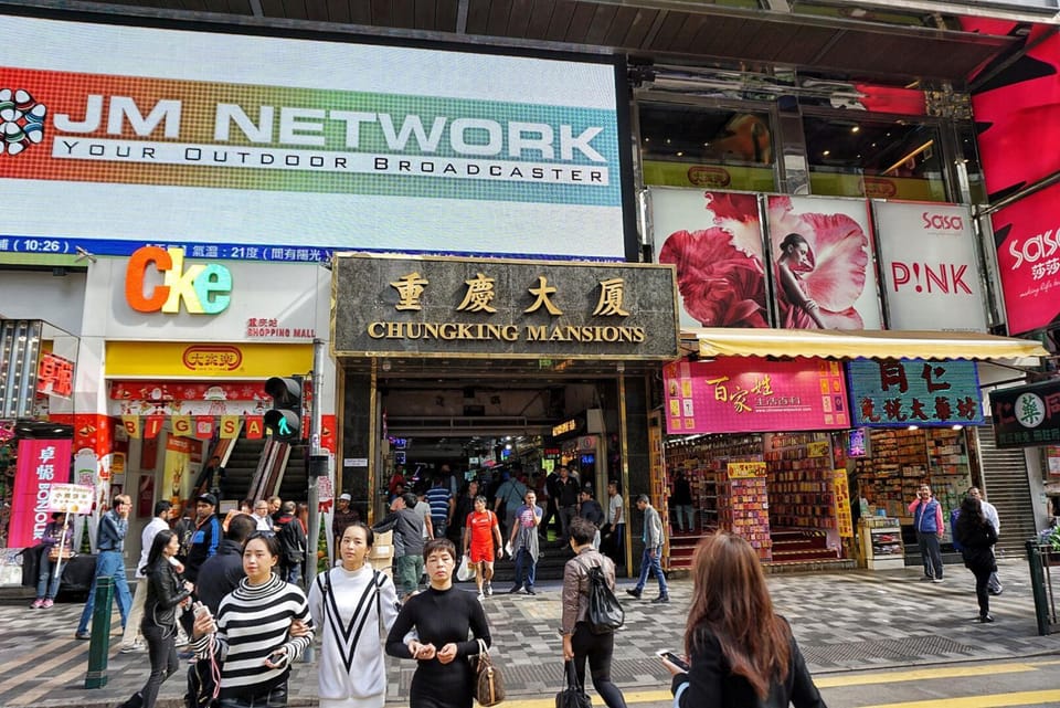 Property building, Nearby landmark, Restaurant/places to eat, Facade/entrance, Day, Neighbourhood, On site, City view, City view, Supermarket/grocery shop, Shopping Area