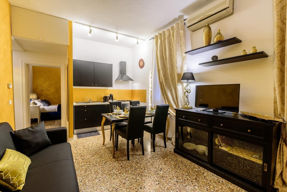 Communal lounge/ TV room, Dining area
